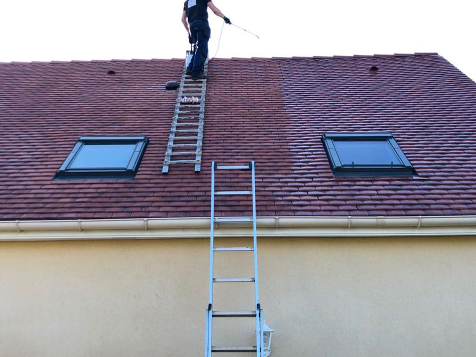 Nettoyage et démoussage de toiture avec Les Compagnons Moëllo à Vermon (27200)